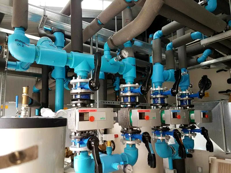 Instalación de calefacción con bombas de circulación y tuberías aisladas