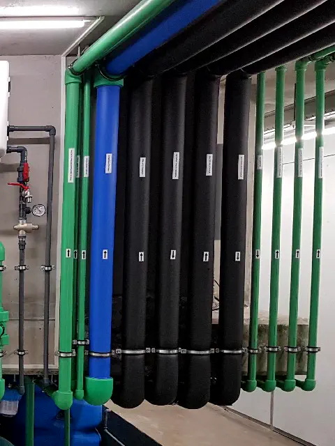 Colector de piscina y climatización con tuberías aisladas y rotuladas