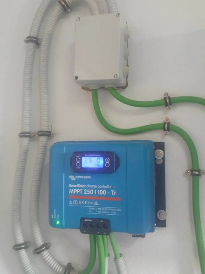 Regulador de carga solar Victron SmartSolar MPPT instalado con el cableado en tubo y grapado a la pared