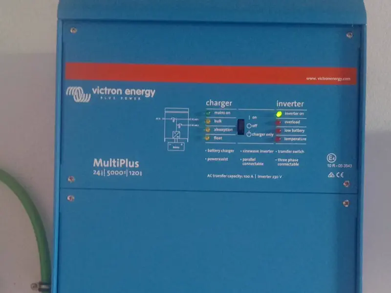 Inversor-cargador Victron MultiPlus instalado en pared para una instalación solar